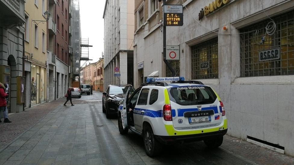 Telecamere ai varchi della città Fuori regola tre auto su cento