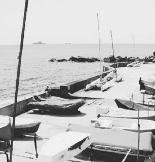 Da sinistra, il Circolo velico sotto piazza Bovio, la demolizione della Lega navale, un tratto di costa lungo via Amendola e il nuovo ristorante aperto in piazza Bovio e previsto nel piano della costa