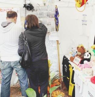 Il gazebo dei ricordi; sopra, lo striscione che sarà tolto