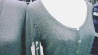 Maglioncini in vendita in un pronto moda cinese