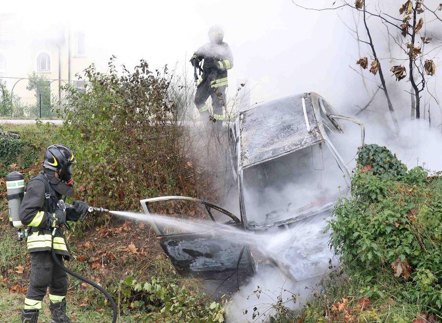 L’auto si incendia dopo lo schianto Donna resta ferita