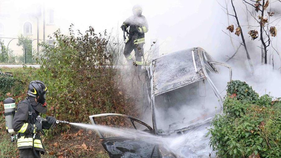 L’auto si incendia dopo lo schianto Donna resta ferita