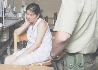 Sopra e in basso l’intervento della task force nel capannone cinese di via Ceccatelli