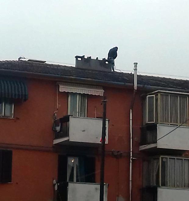 Il temporale fa cadere i comignoli della casa Inquilini preoccupati 