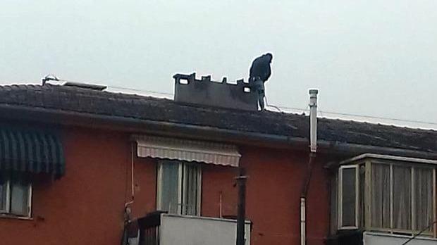 Il temporale fa cadere i comignoli della casa Inquilini preoccupati