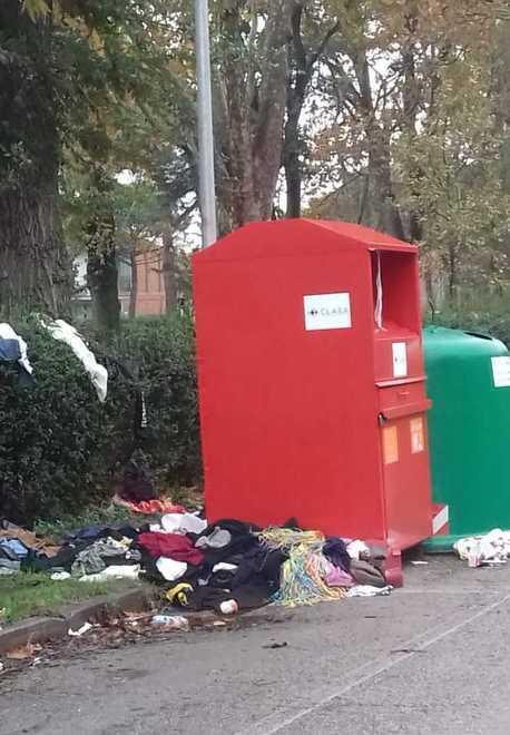 Vestiti e scarpe usate Il contenitore è rotto e c’è chi ne approfitta