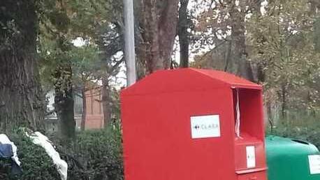 Vestiti e scarpe usate Il contenitore è rotto e c’è chi ne approfitta