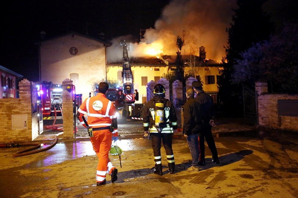Formigine, brucia un tetto, residenti evacuati 