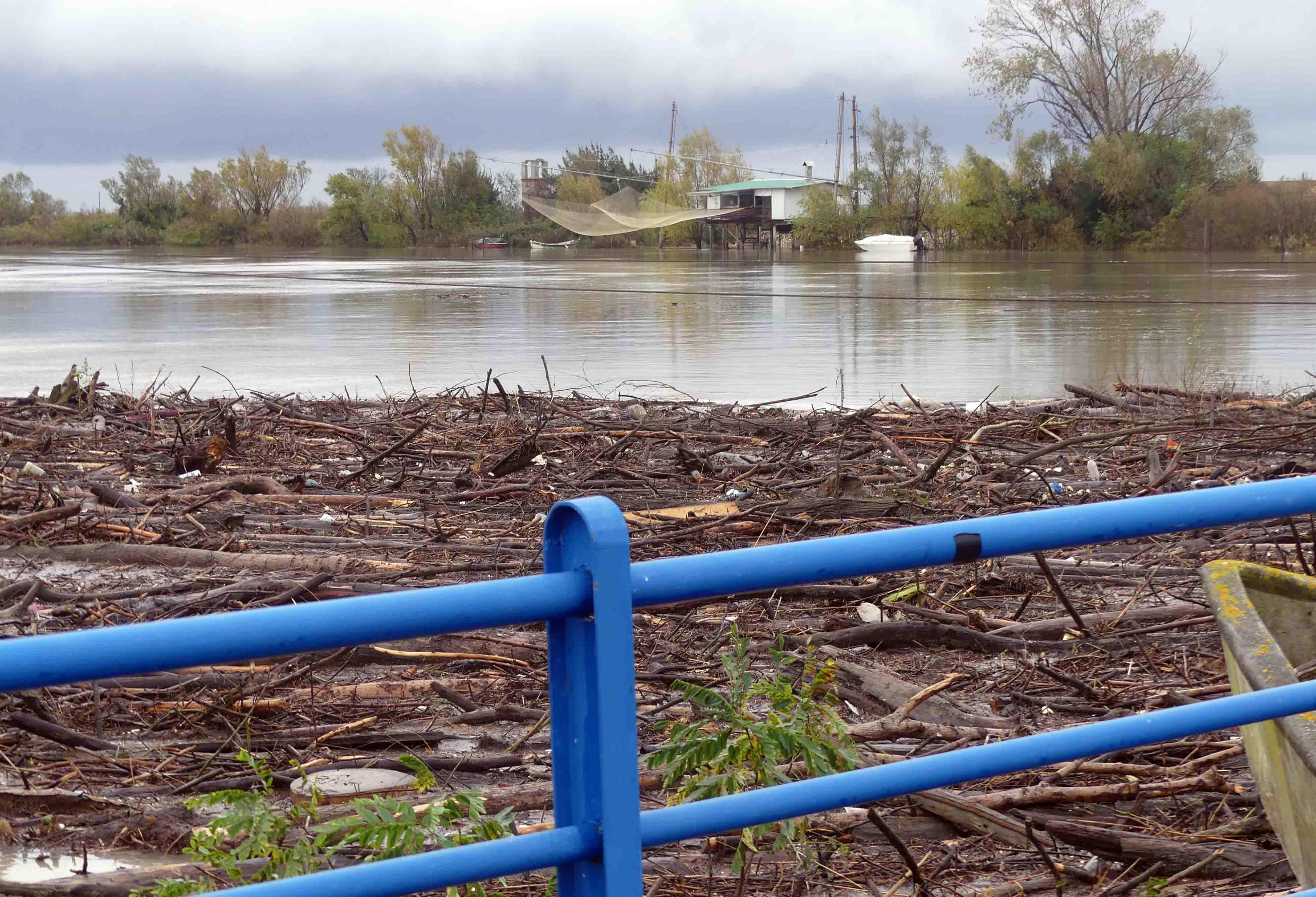 I detriti portati dal Po in piena