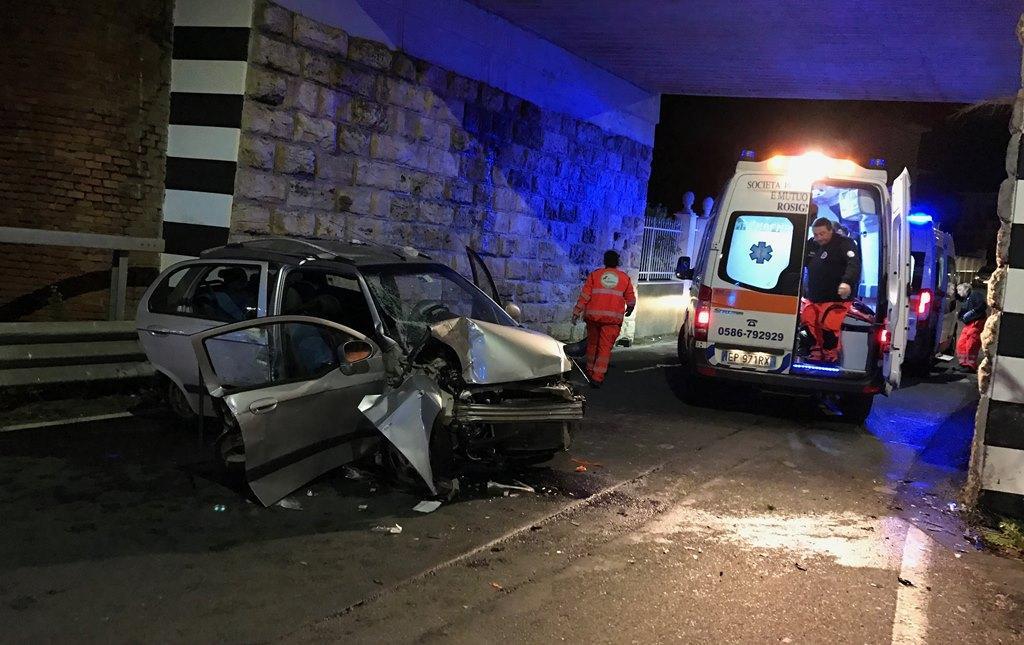 L'auto semidistrutta dopo lo scontro con il cavalcavia