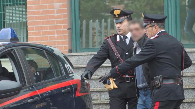 Novi, violenza brutale: testate alla ex convivente poi le sfascia l’auto