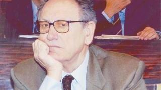Due immagini di Gianfranco Mazzuoli: sopra da solo e, sotto, con Ciampi e gli ex ministri della sanità Sirchia e Storace