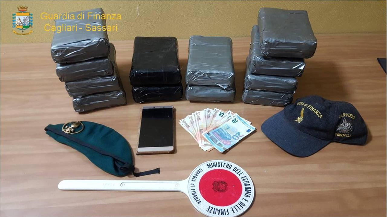 Sbarca a Porto Torres con 15 chili di cocaina, arrestato