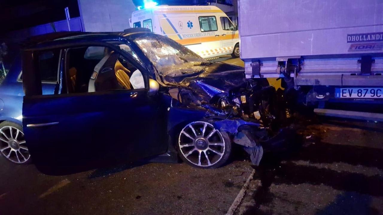 L'auto semi-distrutta contro il camioncino (foto Batavia)