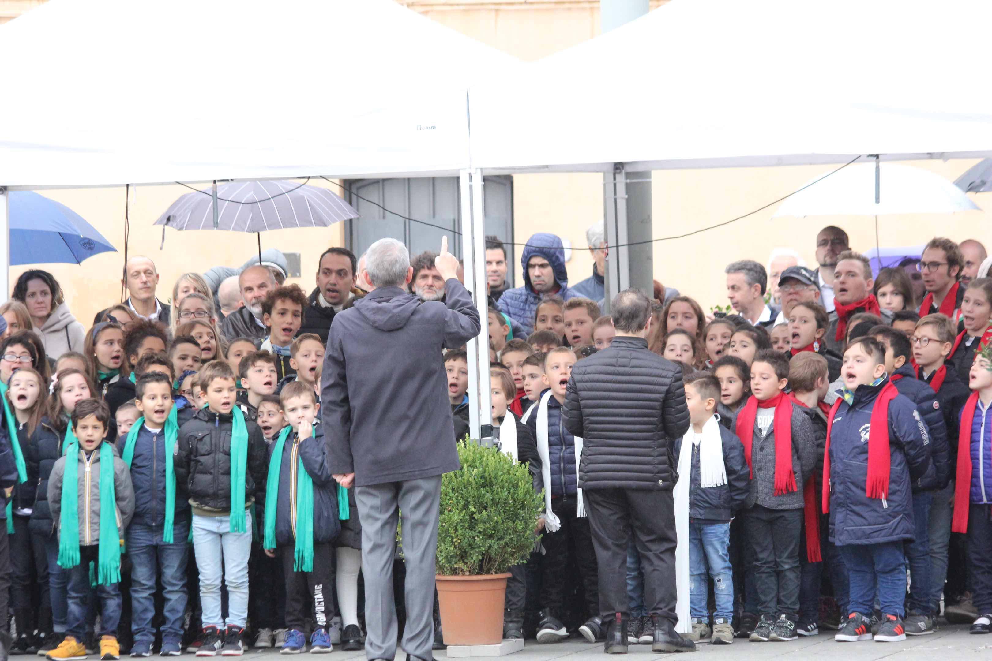 La cerimonia in piazza Santa Maria delle Carceri (foto Batavia)