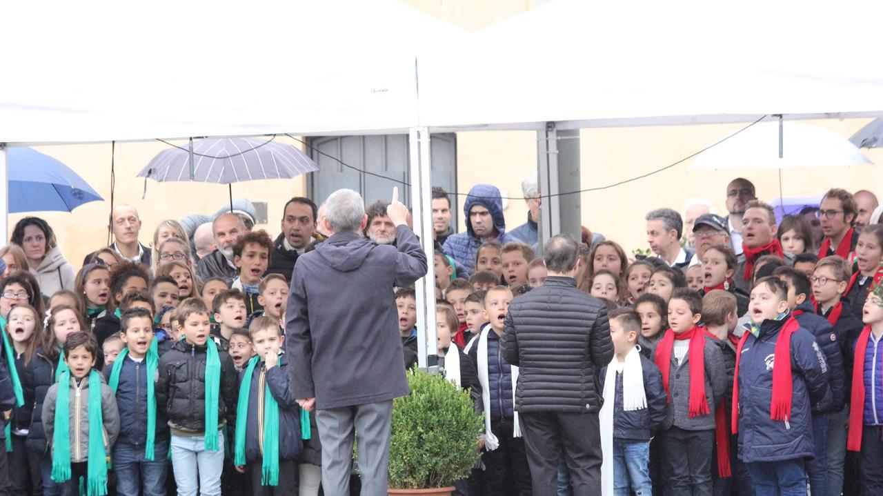 La cerimonia in piazza Santa Maria delle Carceri (foto Batavia)