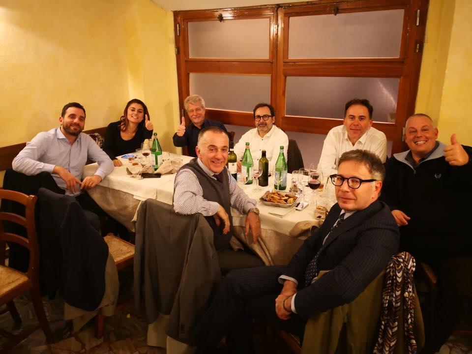 Da sinistra Alessandro Tomasi, sindaco di Pistoia, Susanna Ceccardi (Cascina), Alessandro Ghinelli (Arezzo), il capo gabinetto del Comune di Siena Daniele Tacconi, Francesco Persiani (Massa), Luigi De Mossi (Siena), Michele Conti(Pisa) e Antonfrancesco Vivarelli Colonna (Grosseto