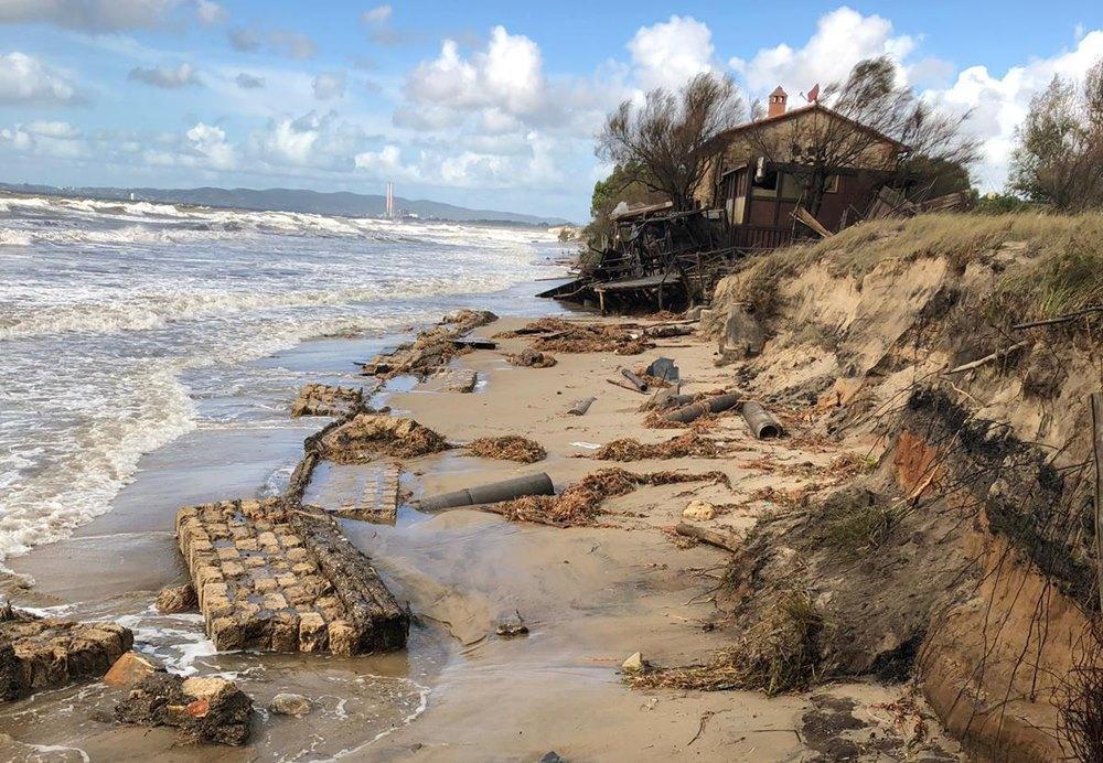 Quel che resta del Mirollino e della spiaggia dopo la violenta mareggiata