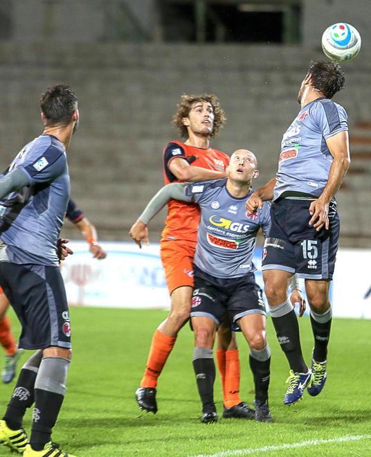 Luperini fra un nugolo di avversari