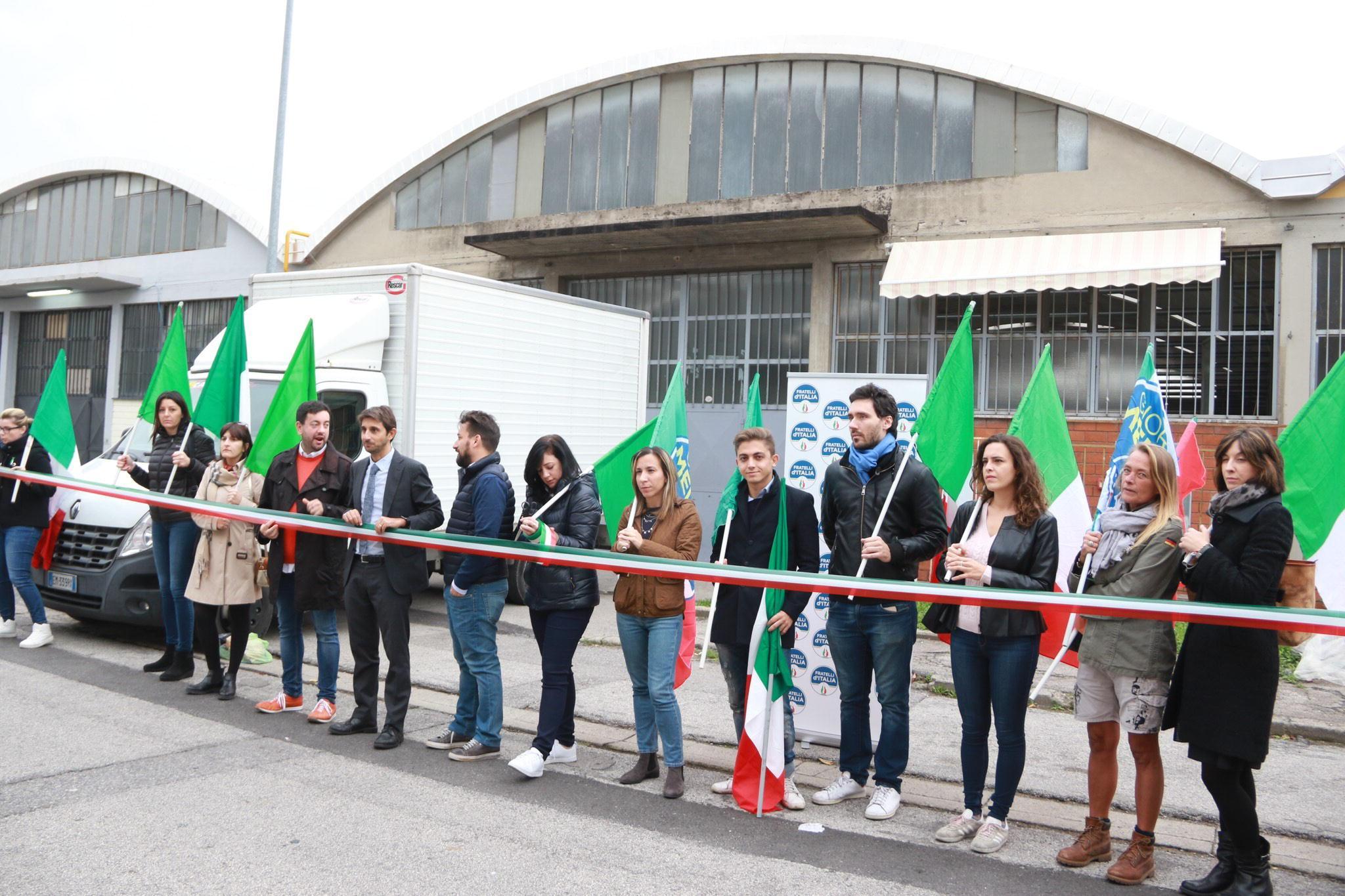 La manifestazione di Fratelli d'Italia davanti ad un'azienda cinese a Oste (foto Sproviero-Batavia)