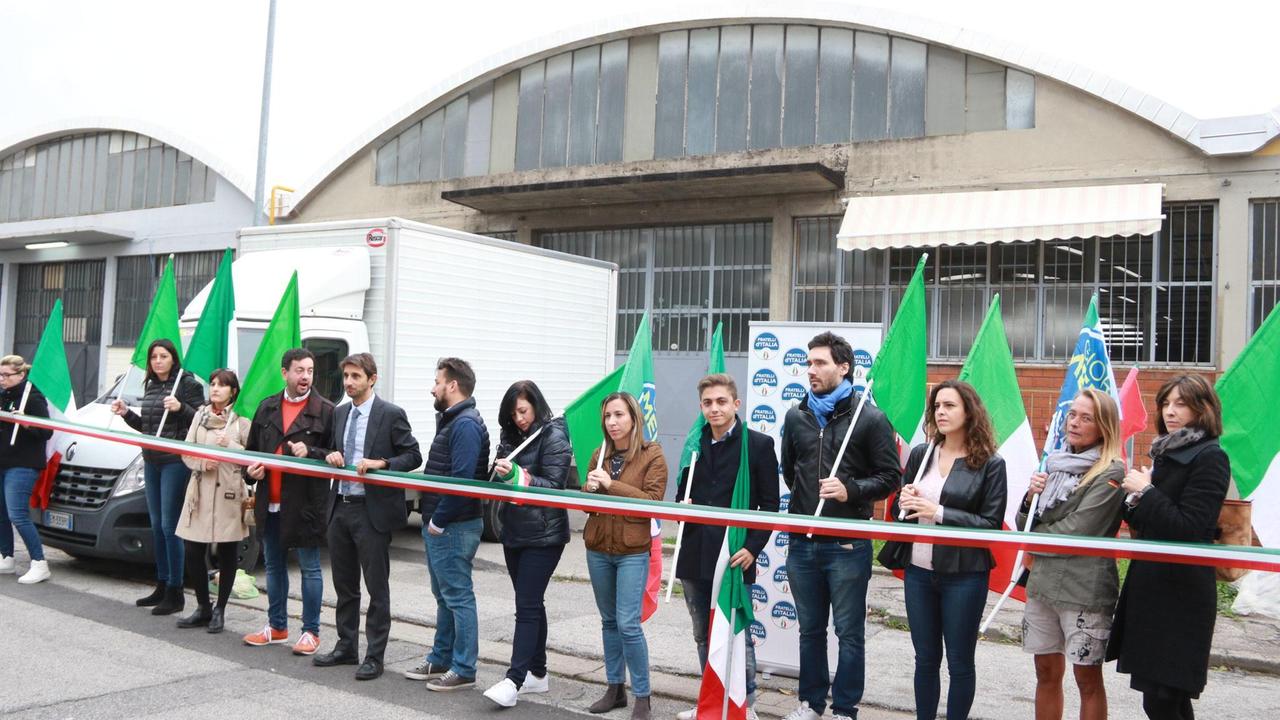 La manifestazione di Fratelli d'Italia davanti ad un'azienda cinese a Oste (foto Sproviero-Batavia)