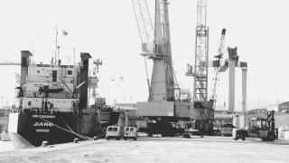 La banchina portuale Buscaiol e a destra Luigi Guccinelli