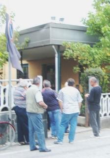 <strong>INCREDULI.</strong> Un capannello di persone parla dell’accaduto a Pontenuovo
