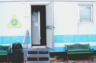 Uno dei container dove attualmente sono sistemati i volontari della Pubblica assistenza