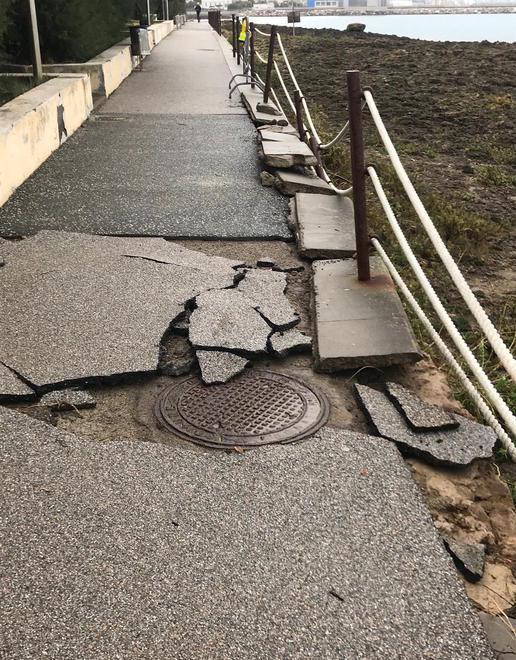 La passeggiata danneggiata dal mare