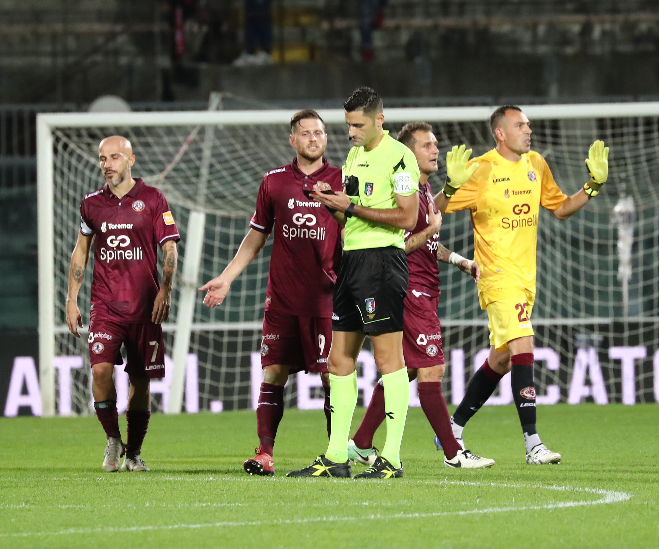 Il momento dell'espulisione del portiere amaranto Luca Mazzoni (Repetti/Pentafoto)