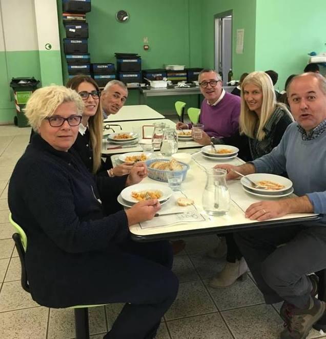 Il sindaco e la giunta a pranzo a scuola