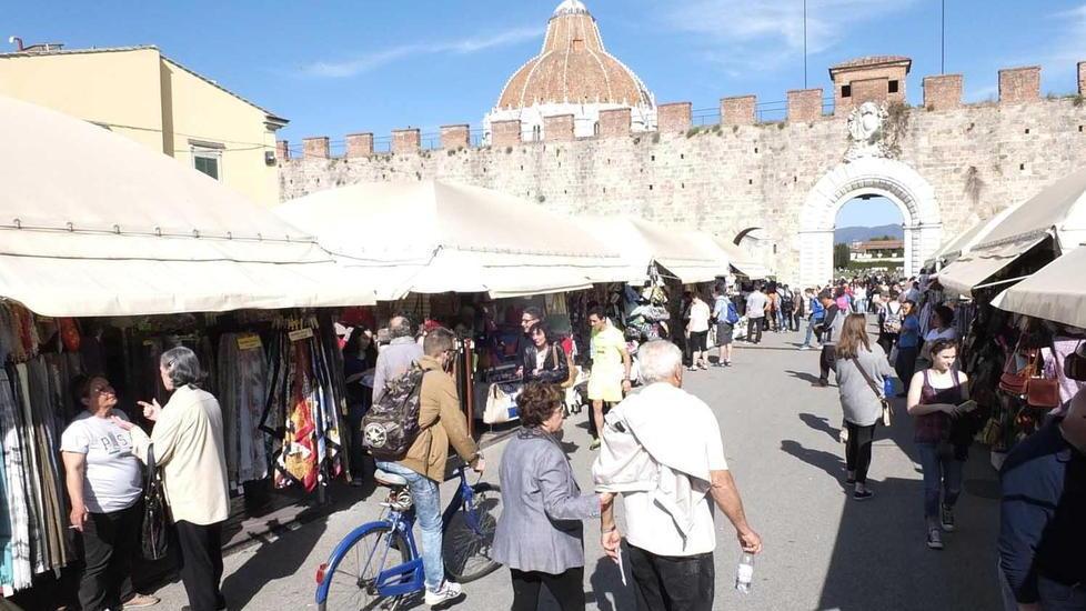 Bancarelle in piazza Il no dei prof pisani