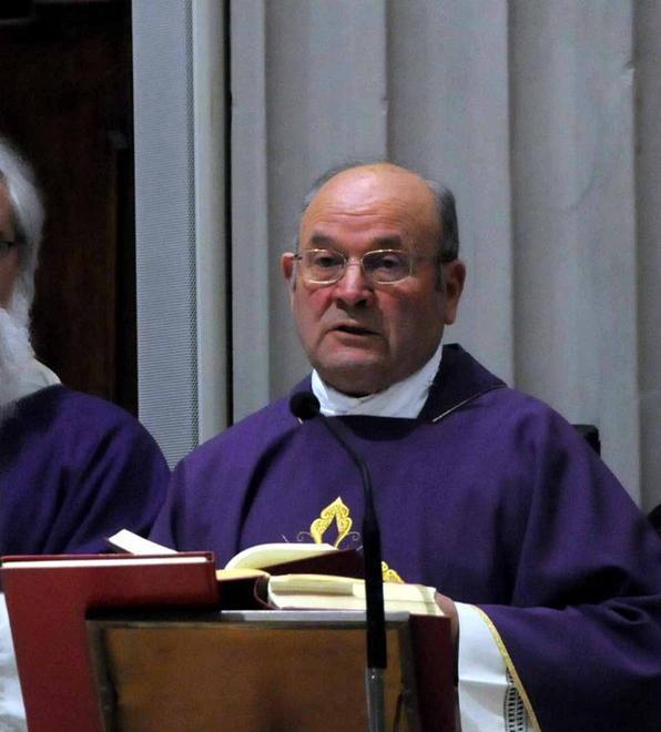 Gli rubano soldi e portafogli mentre celebra la messa 