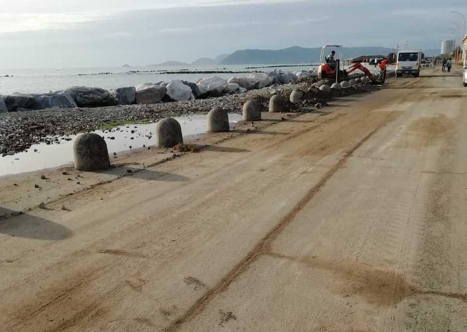 Sassi invadono il Lungomare Proteste, e il Comune pulisce 