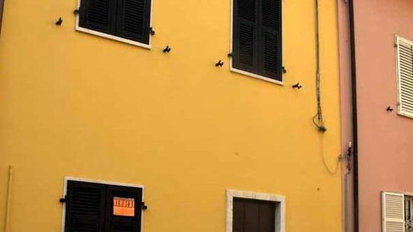 Tante porte chiuse e cartelli “vendesi”