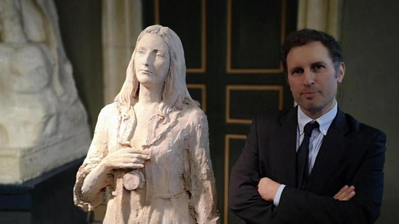 Alessandro Cacciotti vicino a "Visione notturna della giovane Mary Shelley"