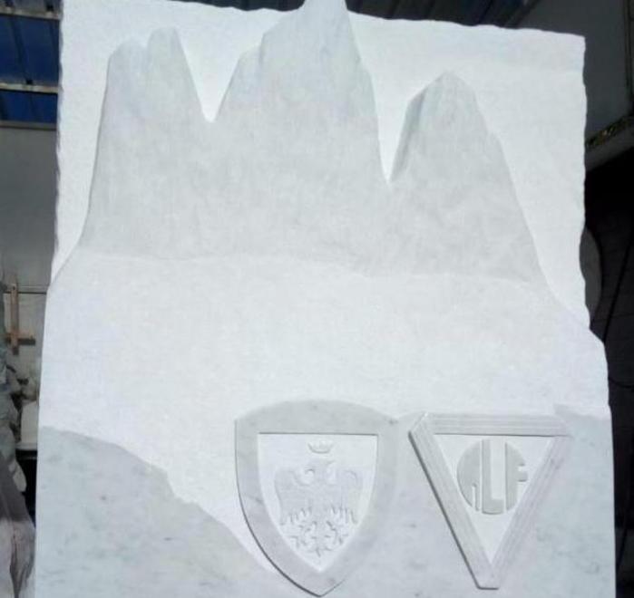 Un monumento in marmo per ricordare le missioni alpine 