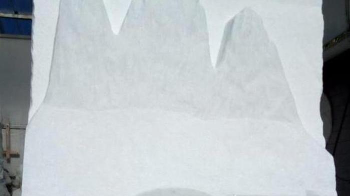 Un monumento in marmo per ricordare le missioni alpine