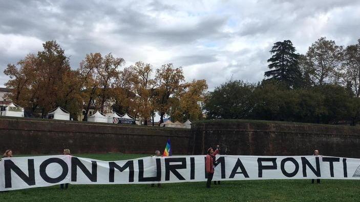 “Non muri, ma ponti” lo striscione che manda un messaggio di pace