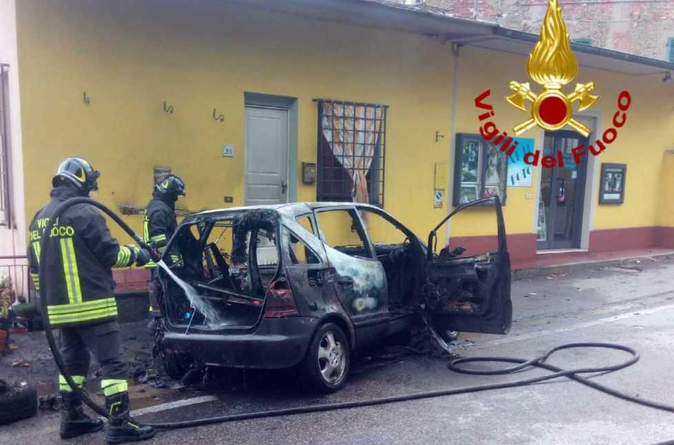 Auto distrutta dalle fiamme a Ponte all’Abate