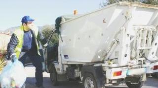 Un operatore ecologico raccoglie i rifiuti