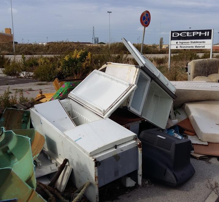 Via Enriques, i vigili multano ma i soldi non vanno al Comune 