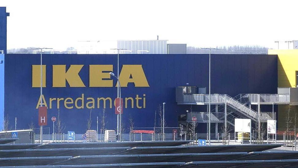Filmato mentre ruba portafogli all’Ikea