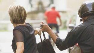 Uno scippo ai danni di una donna lungo la strada