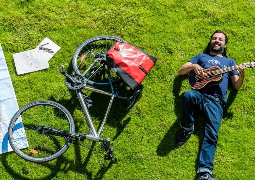 Con bici e ukulele a zonzo per l’isola 