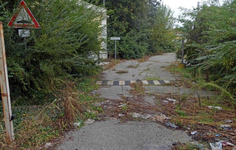 Selva di erbacce e rovi L’ex sede dell’Enel è ancora un dormitorio