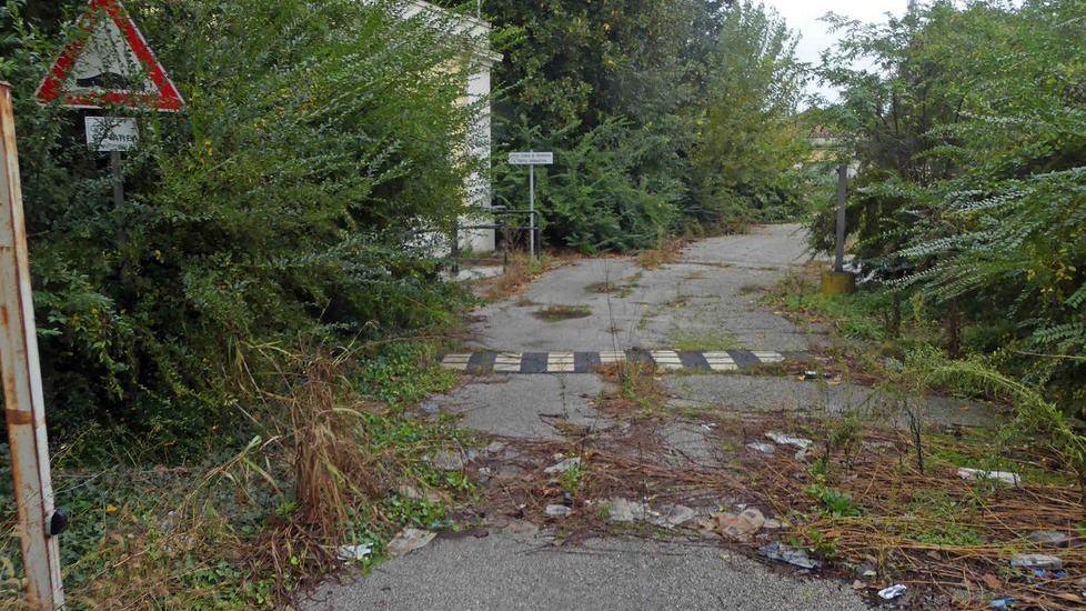 Selva di erbacce e rovi L’ex sede dell’Enel è ancora un dormitorio