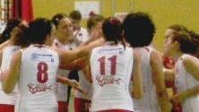 Le ragazze della Polisportiva I’ Giglio Ghizzani si abbracciano sul parquet di Modena per celebrare degnamente il successo ottenuto in terra emiliana nel primo turno del campionato di serie B2