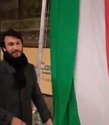 Sul pennone il tricolore issato da Fratelli d’Italia M5s e Rfc contro Lodi