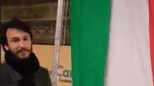 Sul pennone il tricolore issato da Fratelli d’Italia M5s e Rfc contro Lodi